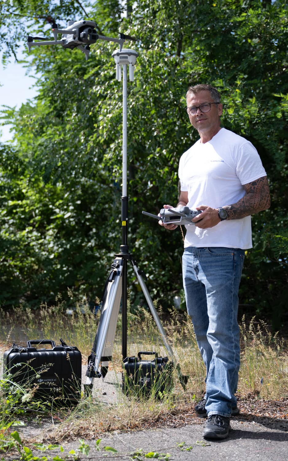 Jan Wedel-Heinen fra ScanByDrone med drone og opmålingsudstyr